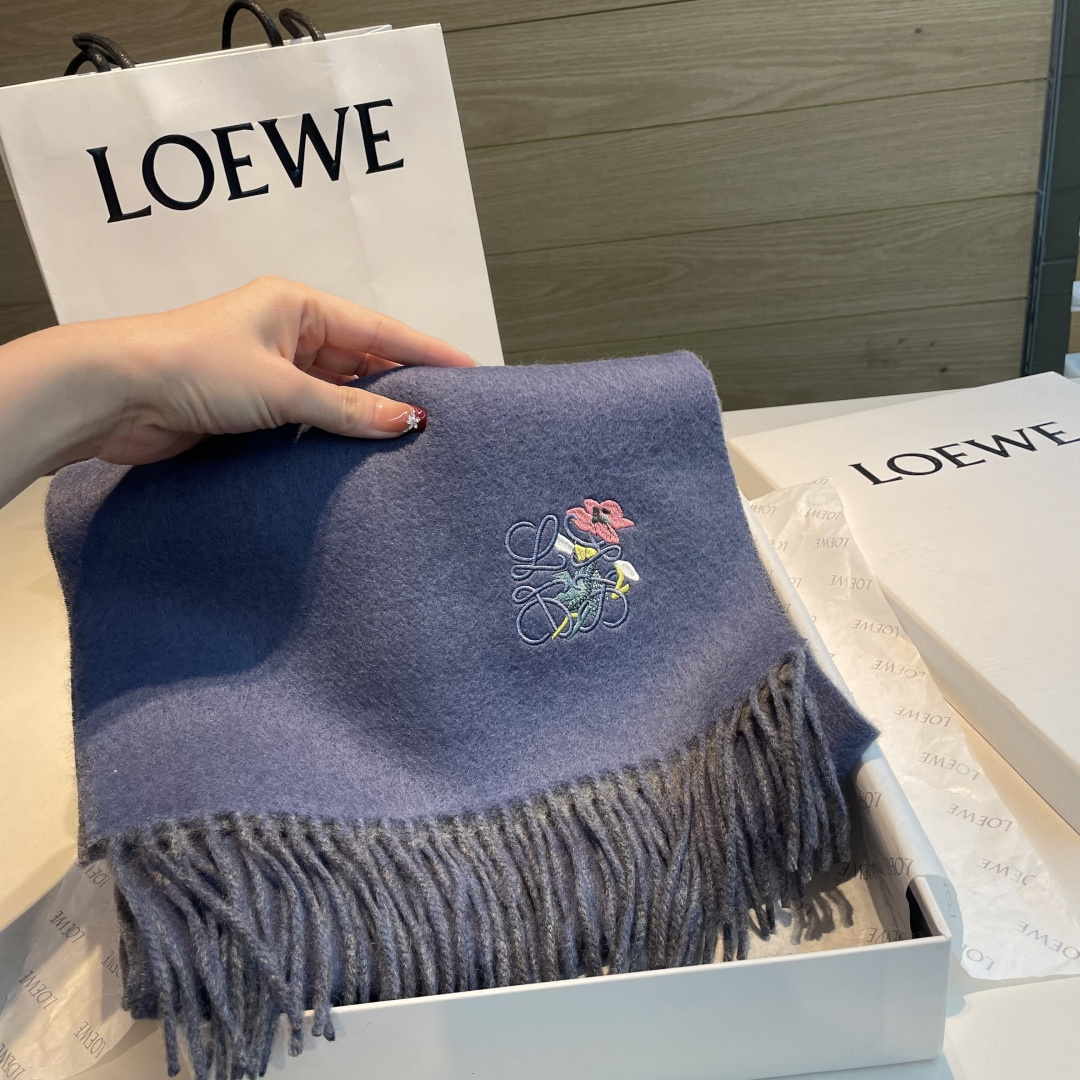 上新！Loewe · 罗意威️难得一见的温柔配色，低调又不失优雅❗️】重点推荐❗️双面配色，一条围巾两种