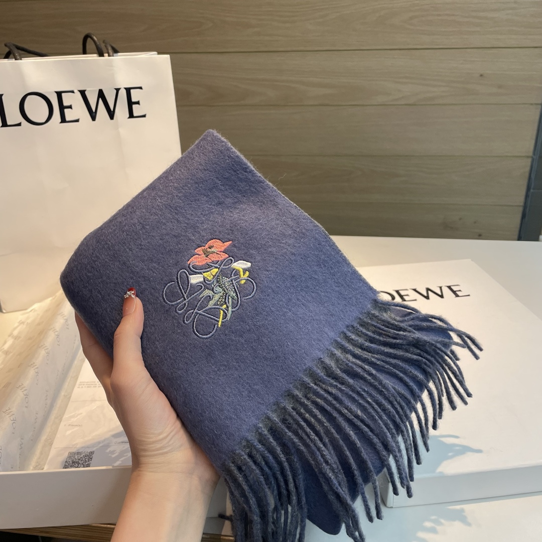 上新！Loewe · 罗意威️难得一见的温柔配色，低调又不失优雅❗️】重点推荐❗️双面配色，一条围巾两种