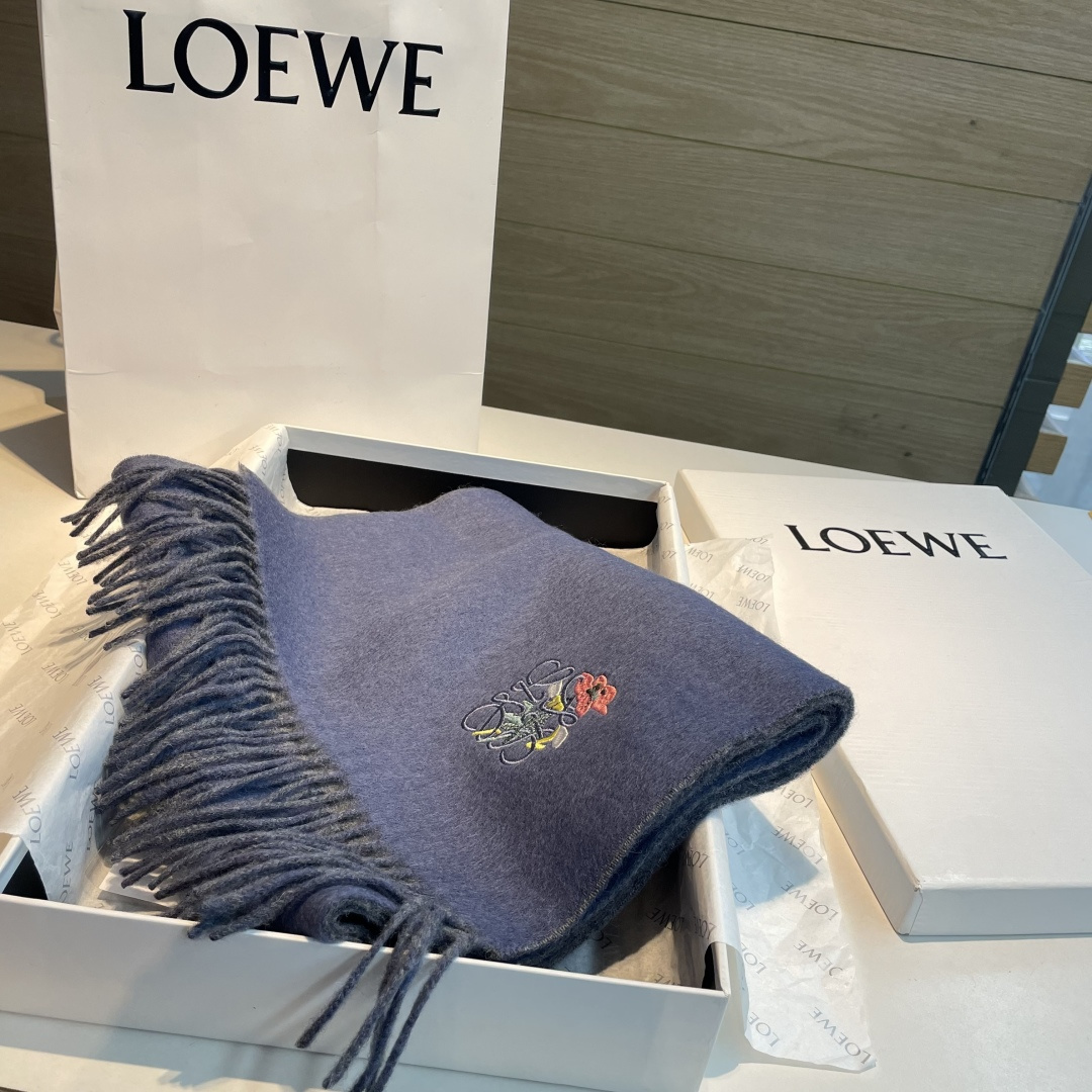 上新！Loewe · 罗意威️难得一见的温柔配色，低调又不失优雅❗️】重点推荐❗️双面配色，一条围巾两种