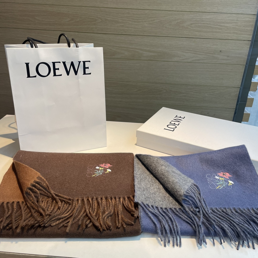 上新！Loewe · 罗意威️难得一见的温柔配色，低调又不失优雅❗️】重点推荐❗️双面配色，一条围巾两种