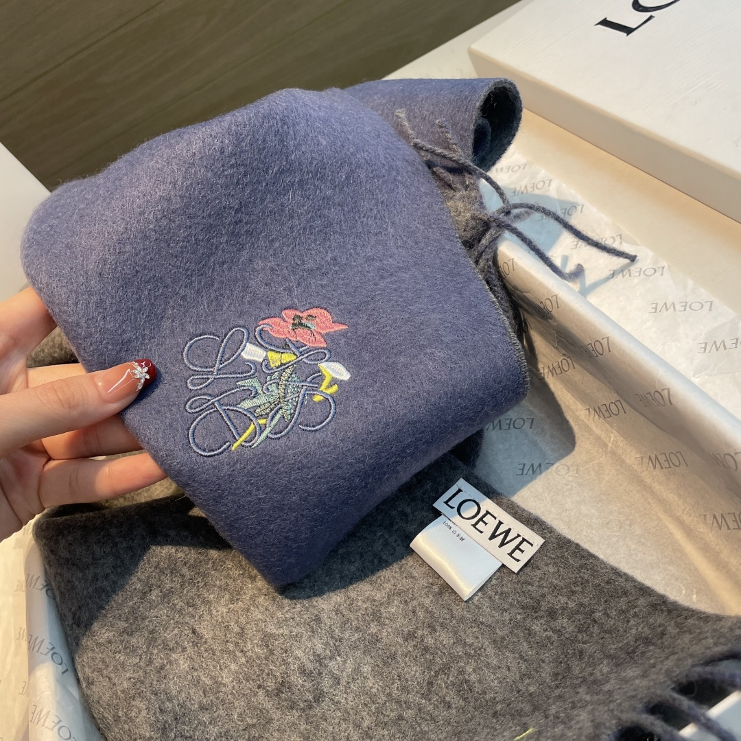 上新！Loewe · 罗意威️难得一见的温柔配色，低调又不失优雅❗️】重点推荐❗️双面配色，一条围巾两种