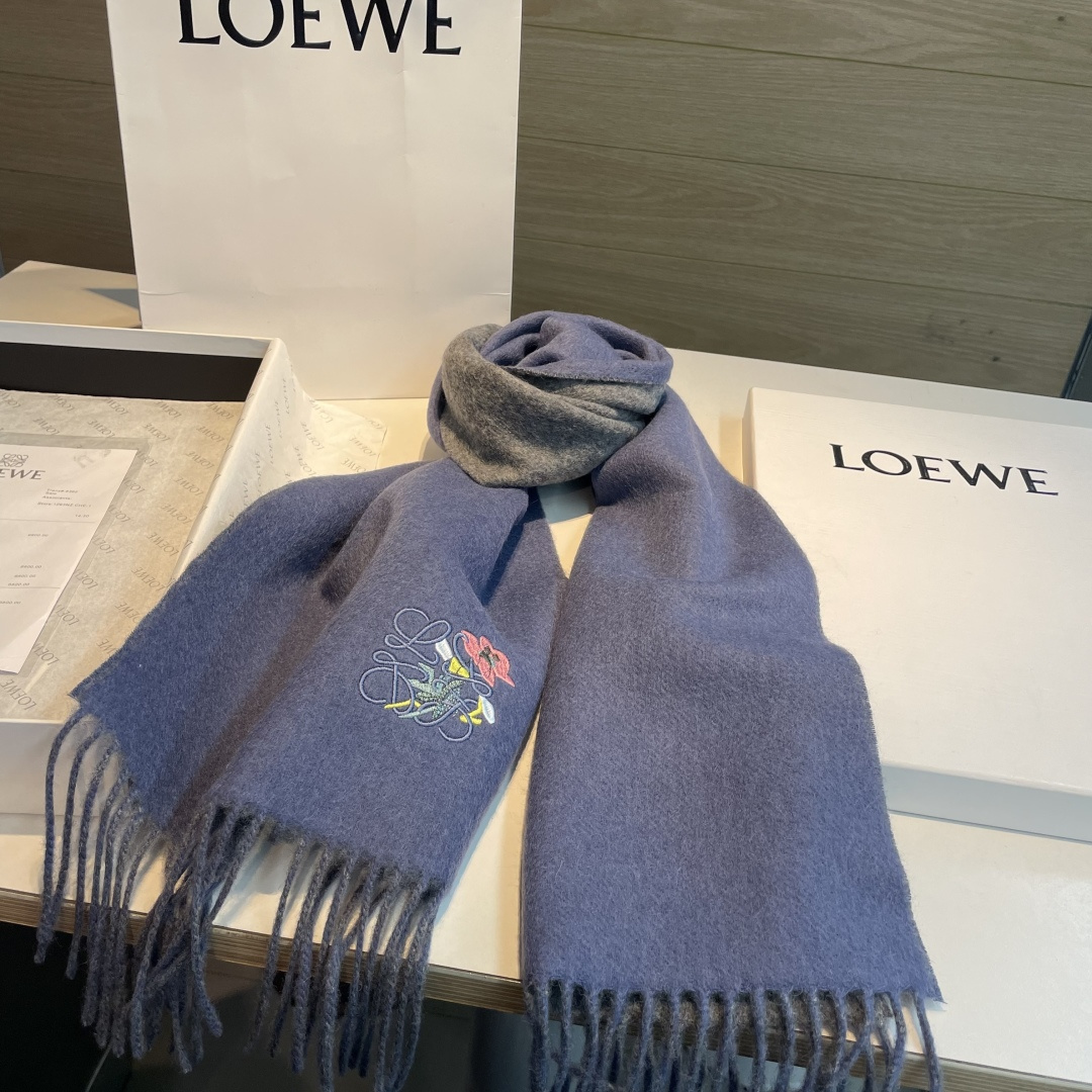 上新！Loewe · 罗意威️难得一见的温柔配色，低调又不失优雅❗️】重点推荐❗️双面配色，一条围巾两种