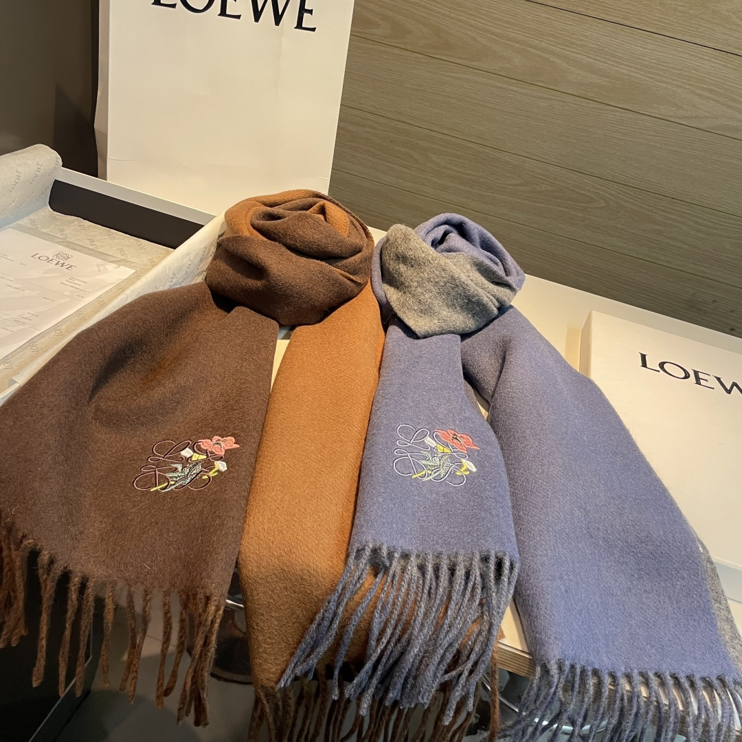 上新！Loewe · 罗意威️难得一见的温柔配色，低调又不失优雅❗️】重点推荐❗️双面配色，一条围巾两种