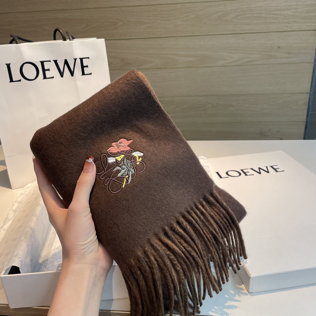 上新！Loewe · 罗意威️难得一见的温柔配色，低调又不失优雅❗️】重点推荐❗️双面配色，一条围巾两种