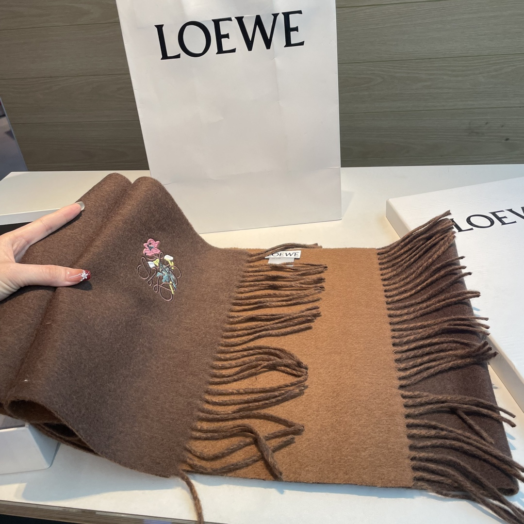 上新！Loewe · 罗意威️难得一见的温柔配色，低调又不失优雅❗️】重点推荐❗️双面配色，一条围巾两种