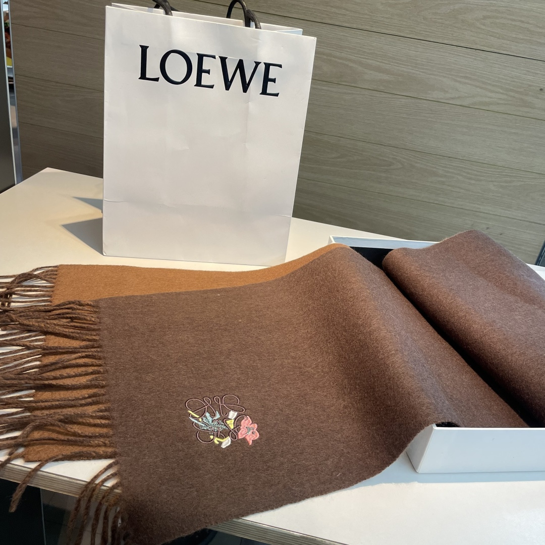 上新！Loewe · 罗意威️难得一见的温柔配色，低调又不失优雅❗️】重点推荐❗️双面配色，一条围巾两种
