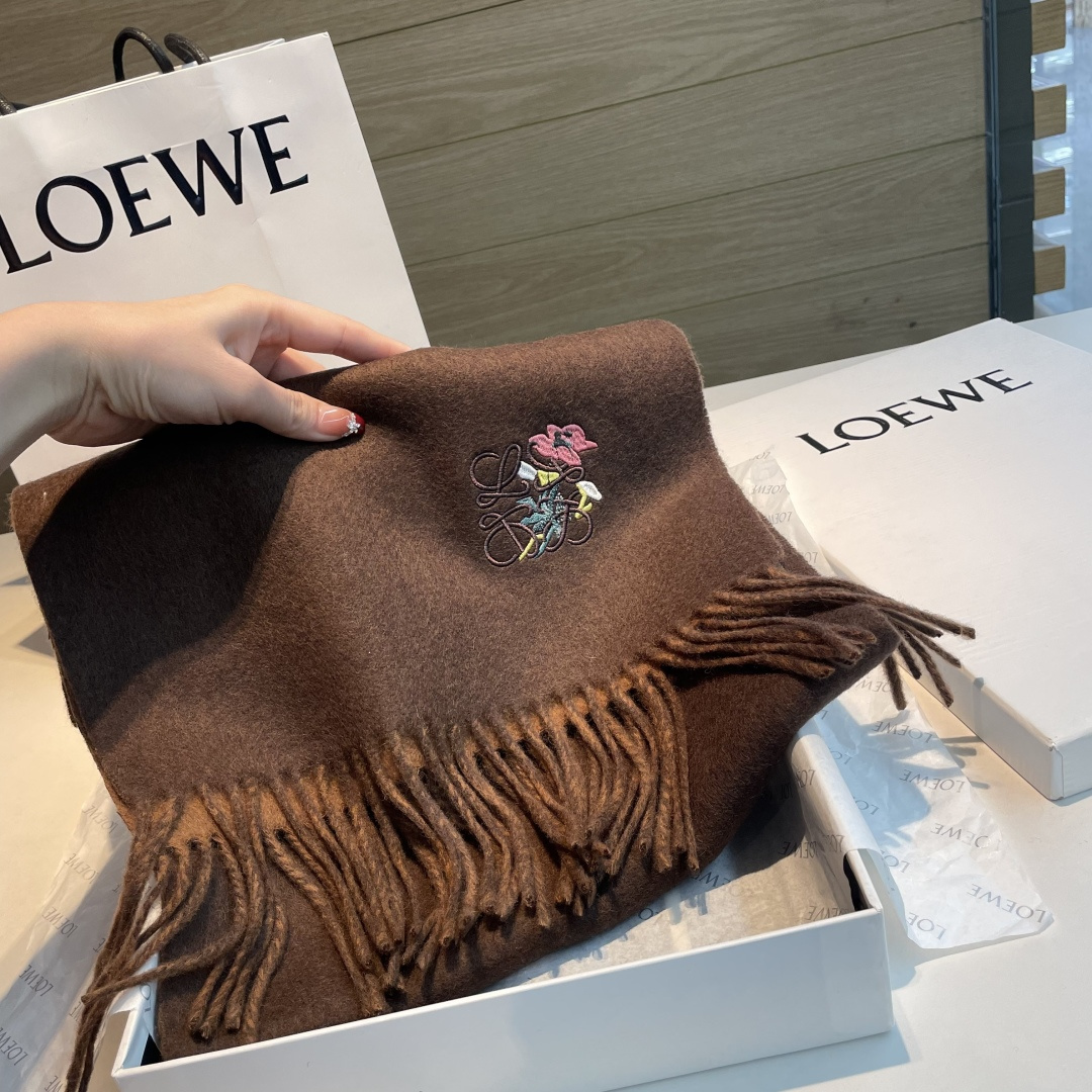 上新！Loewe · 罗意威️难得一见的温柔配色，低调又不失优雅❗️】重点推荐❗️双面配色，一条围巾两种