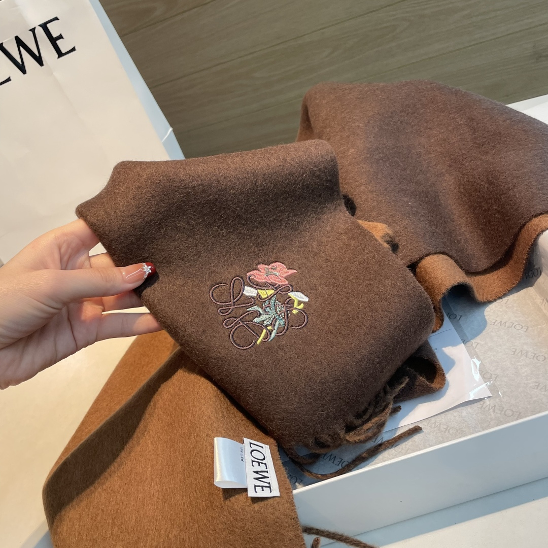 上新！Loewe · 罗意威️难得一见的温柔配色，低调又不失优雅❗️】重点推荐❗️双面配色，一条围巾两种