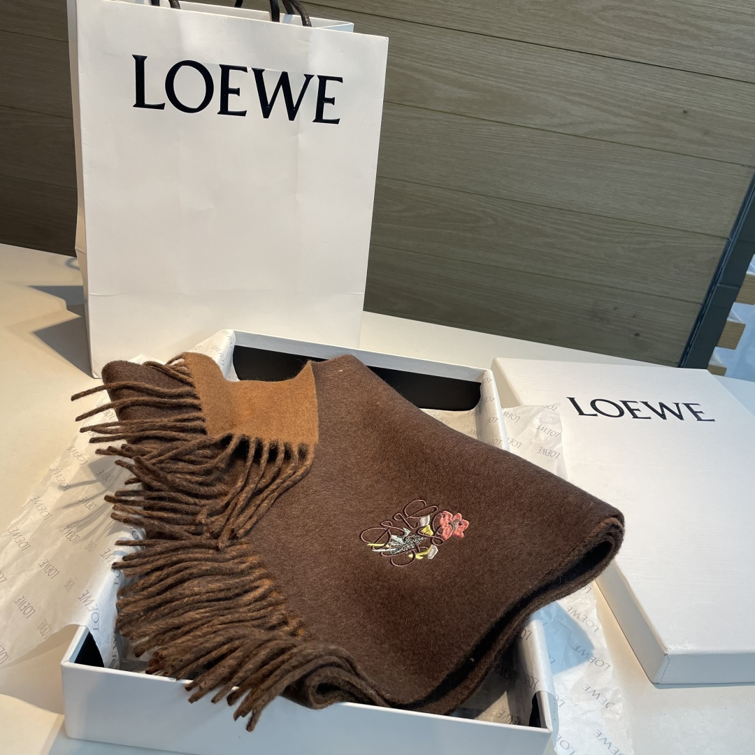 上新！Loewe · 罗意威️难得一见的温柔配色，低调又不失优雅❗️】重点推荐❗️双面配色，一条围巾两种