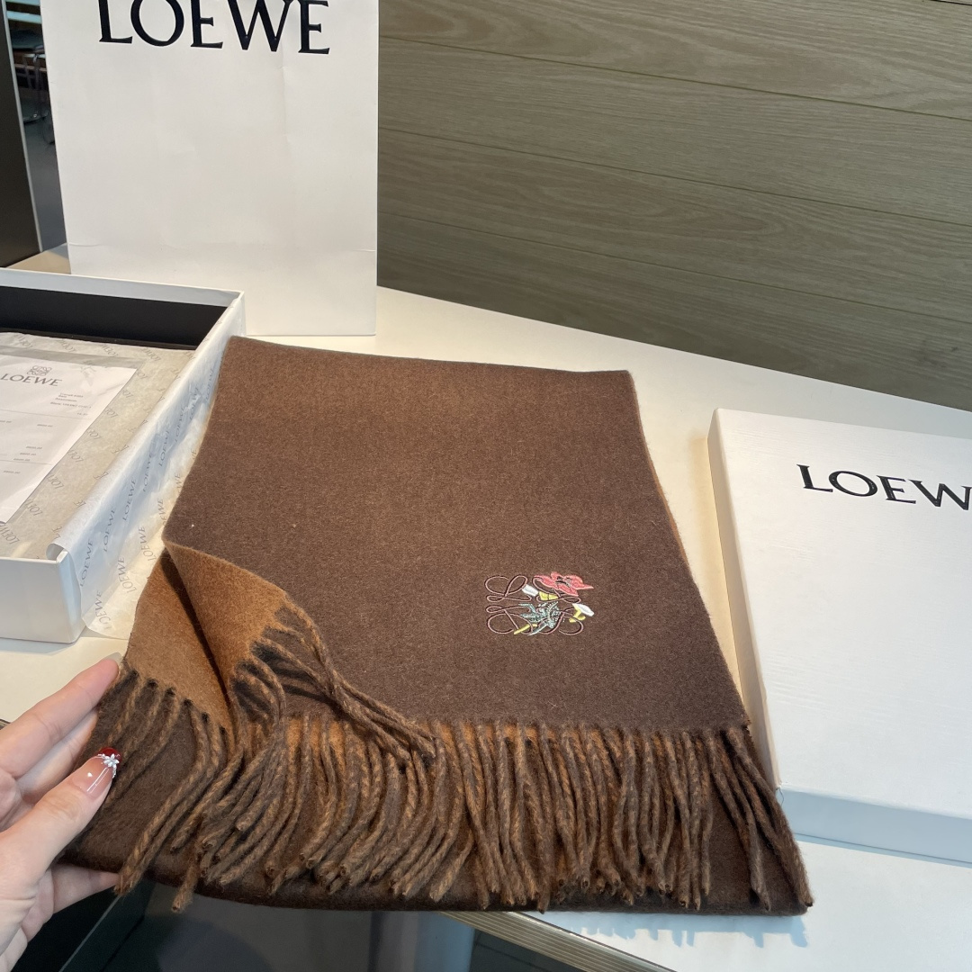 上新！Loewe · 罗意威️难得一见的温柔配色，低调又不失优雅❗️】重点推荐❗️双面配色，一条围巾两种
