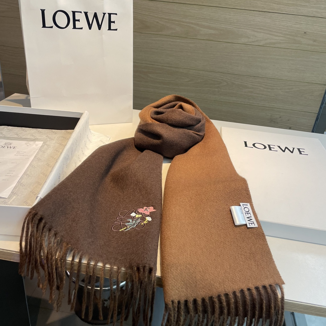 上新！Loewe · 罗意威️难得一见的温柔配色，低调又不失优雅❗️】重点推荐❗️双面配色，一条围巾两种