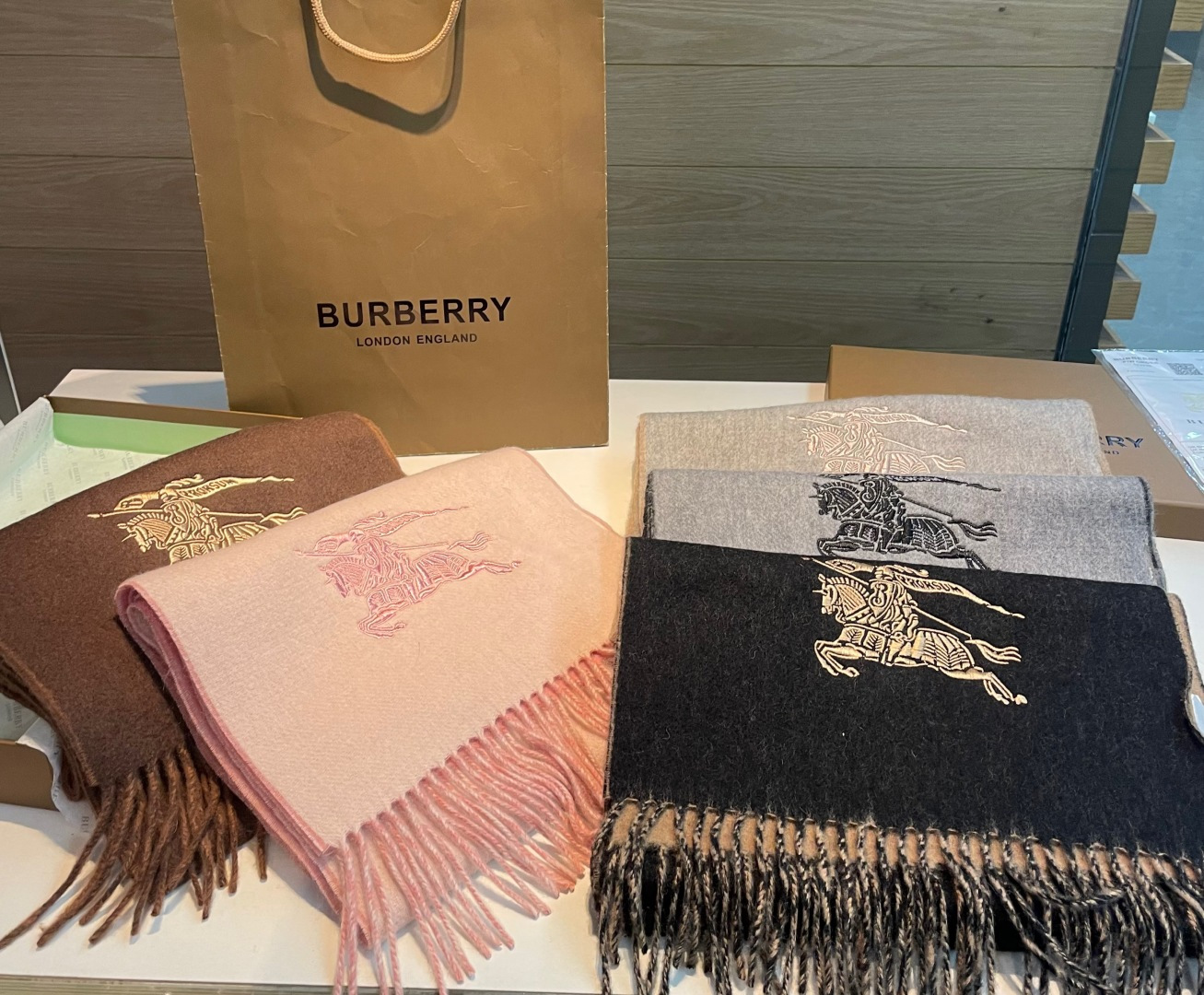 ✨✨Burberry · 巴宝莉双面围巾❗好看的要疯掉了，太有型太有魅力了❗❗非常斯文时尚的秋冬单品！真
