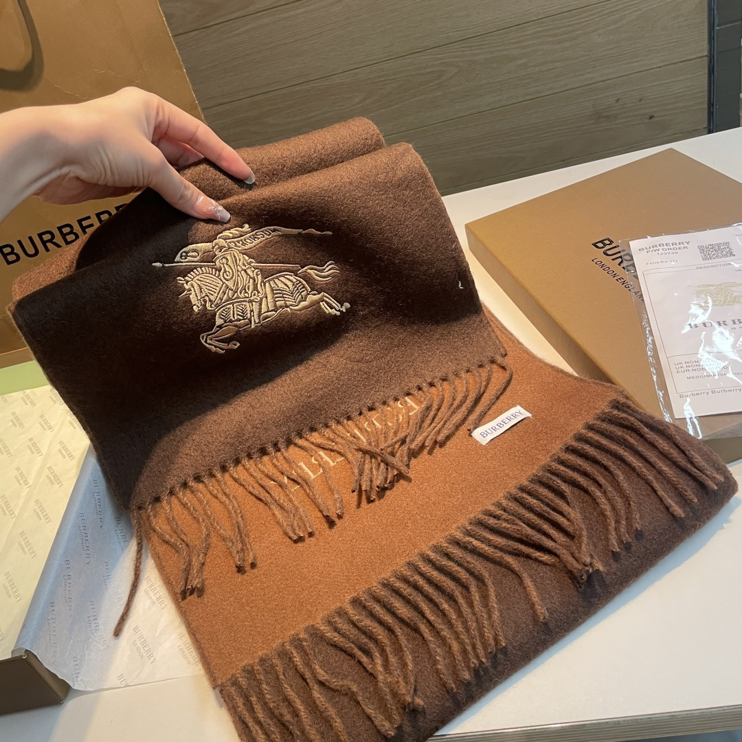 ✨✨Burberry · 巴宝莉双面围巾❗好看的要疯掉了，太有型太有魅力了❗❗非常斯文时尚的秋冬单品！真