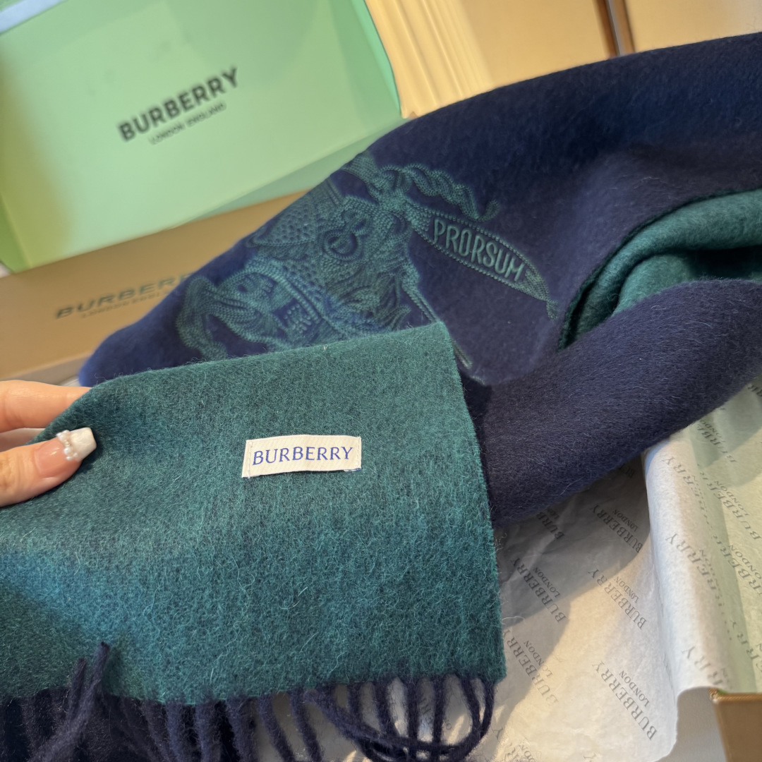 ✨✨Burberry · 巴宝莉双面围巾❗好看的要疯掉了，太有型太有魅力了❗❗非常斯文时尚的秋冬单品！真