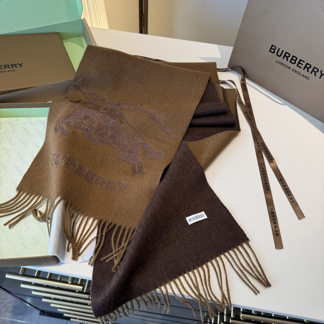 ✨✨Burberry · 巴宝莉双面围巾❗好看的要疯掉了，太有型太有魅力了❗❗非常斯文时尚的秋冬单品！真