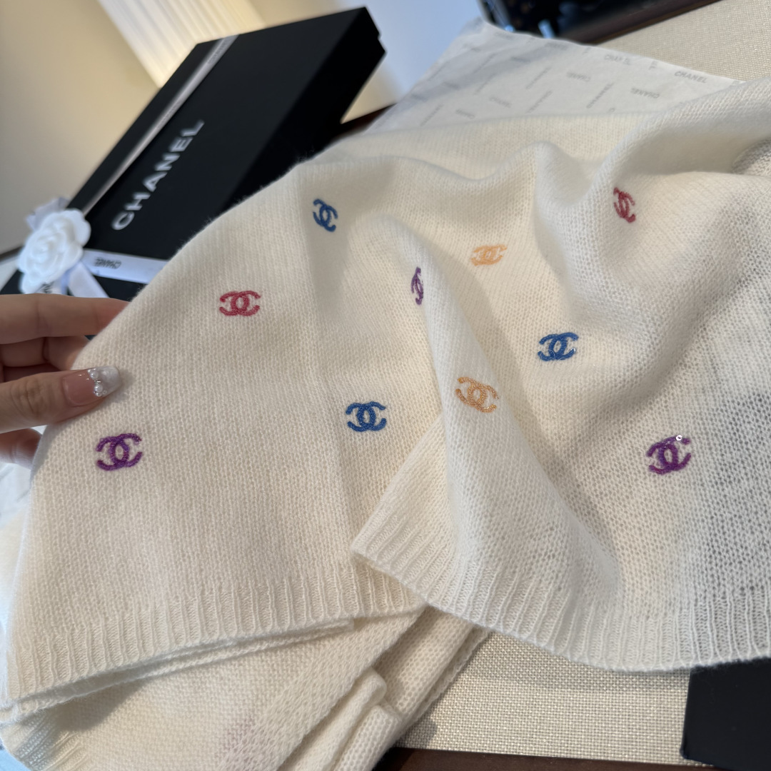 宅女同款Chanel24a小香绵羊毛彩虹🌈珠片围巾披肩尺寸：65cm*180cm