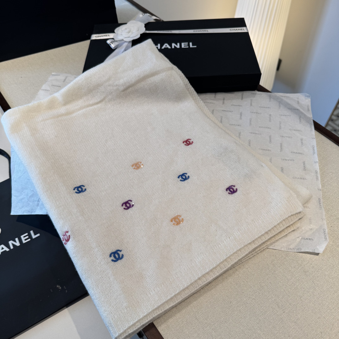 宅女同款Chanel24a小香绵羊毛彩虹🌈珠片围巾披肩尺寸：65cm*180cm
