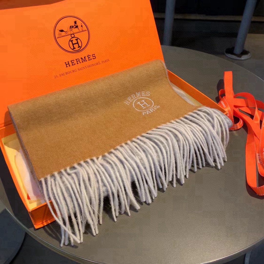 🆕重磅推荐❗️Hermes · 爱马仕秋冬新品 · 渐变拼色羊绒围巾❗️臻选上乘的山羊绒纤维，耗时耗力，