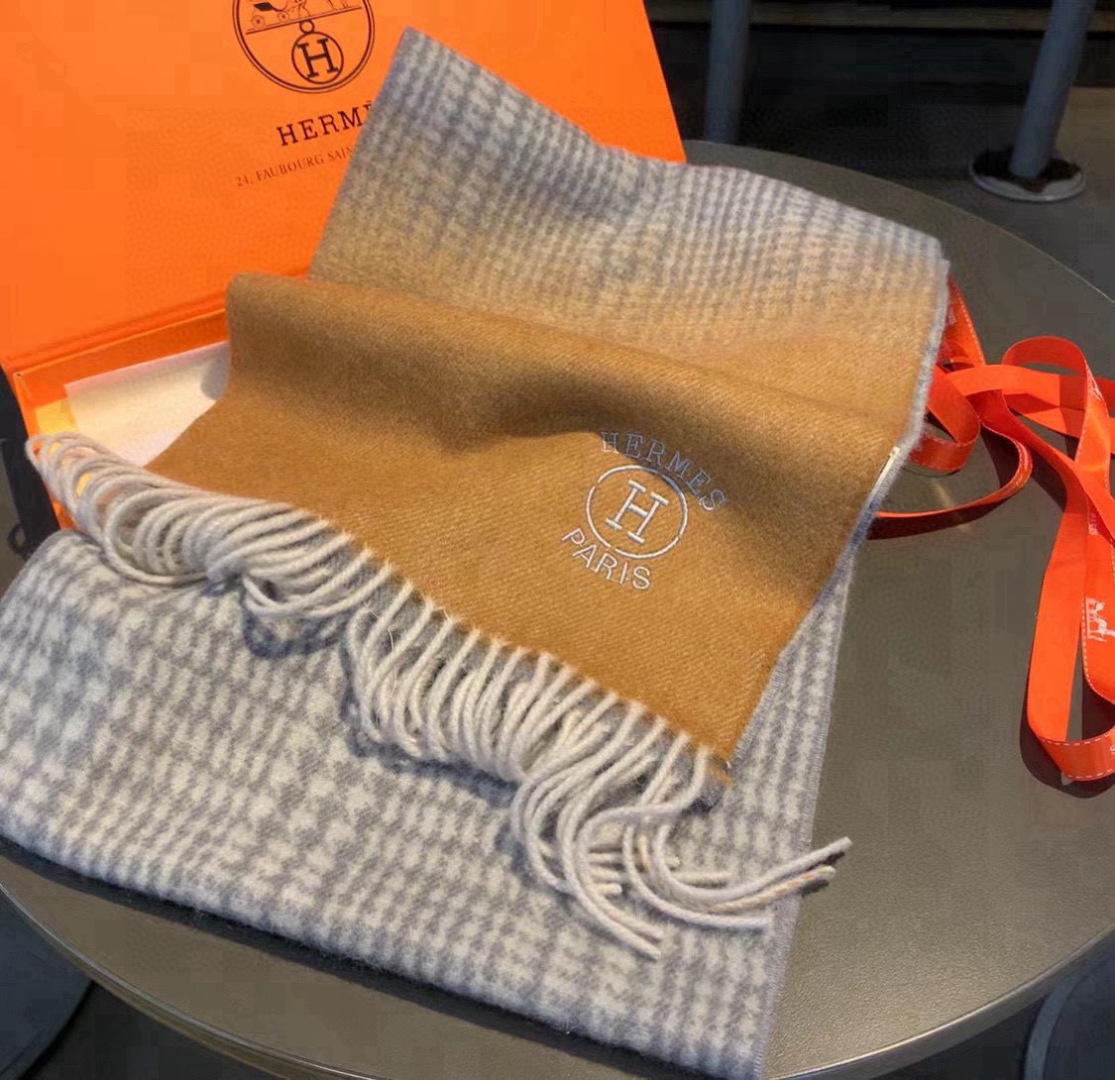 🆕重磅推荐❗️Hermes · 爱马仕秋冬新品 · 渐变拼色羊绒围巾❗️臻选上乘的山羊绒纤维，耗时耗力，