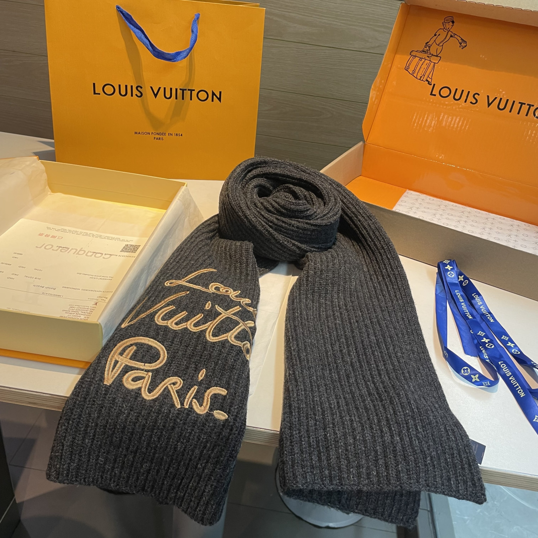 爆款上新 情侣款👍👍LV 独家牛货🐂 奢华尽在尺寸之间，高端品质‼️具有超高羊绒品质才会被此品牌青睐‼️
