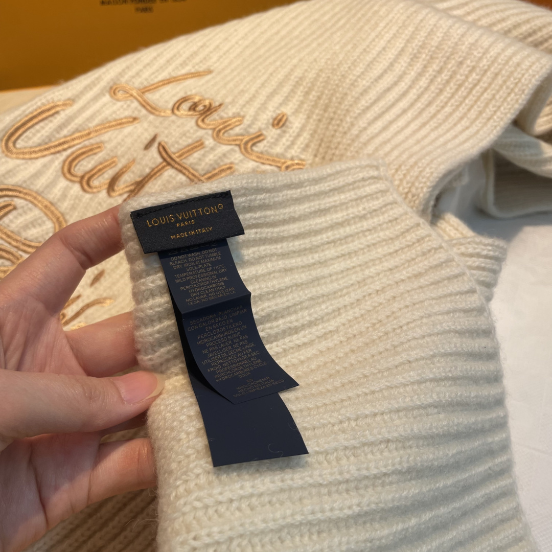 爆款上新 情侣款👍👍LV 独家牛货🐂 奢华尽在尺寸之间，高端品质‼️具有超高羊绒品质才会被此品牌青睐‼️