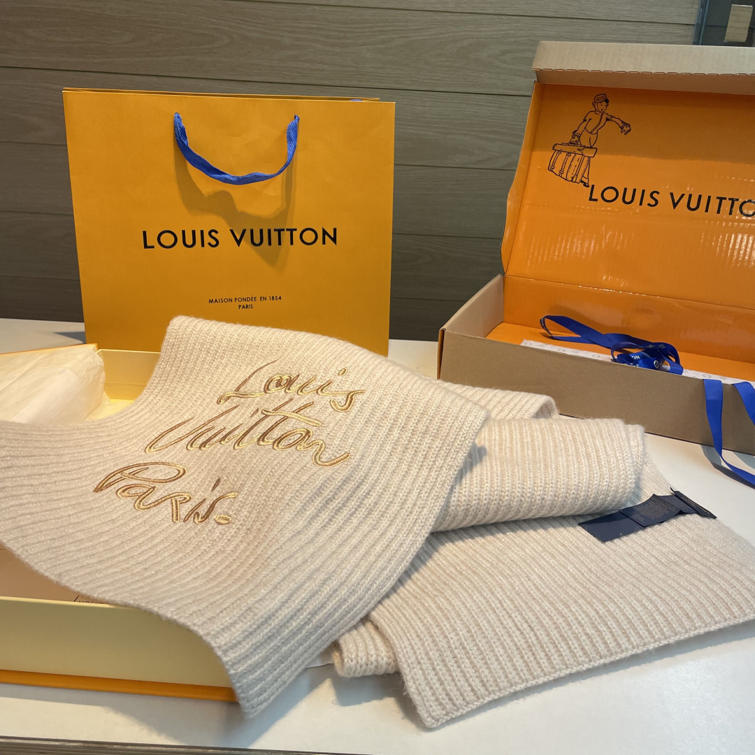 爆款上新 情侣款👍👍LV 独家牛货🐂 奢华尽在尺寸之间，高端品质‼️具有超高羊绒品质才会被此品牌青睐‼️