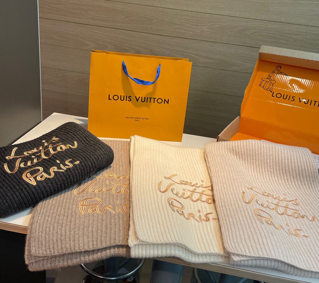 爆款上新 情侣款👍👍LV 独家牛货🐂 奢华尽在尺寸之间，高端品质‼️具有超高羊绒品质才会被此品牌青睐‼️