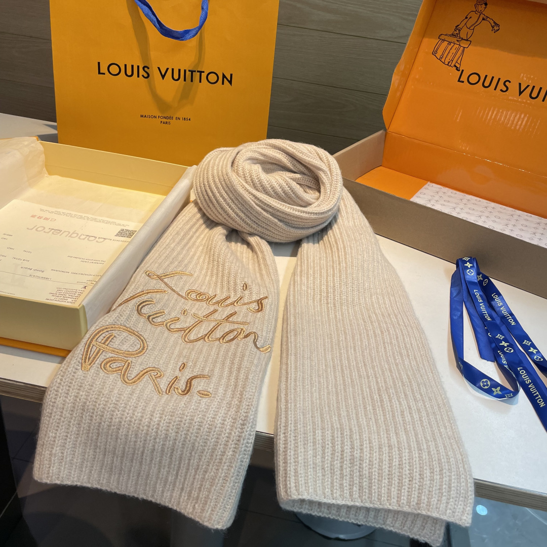 爆款上新 情侣款👍👍LV 独家牛货🐂 奢华尽在尺寸之间，高端品质‼️具有超高羊绒品质才会被此品牌青睐‼️