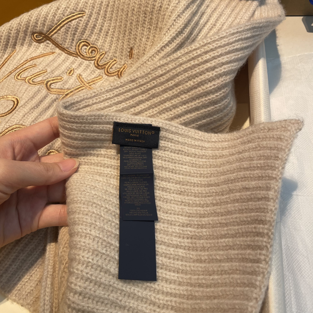 爆款上新 情侣款👍👍LV 独家牛货🐂 奢华尽在尺寸之间，高端品质‼️具有超高羊绒品质才会被此品牌青睐‼️