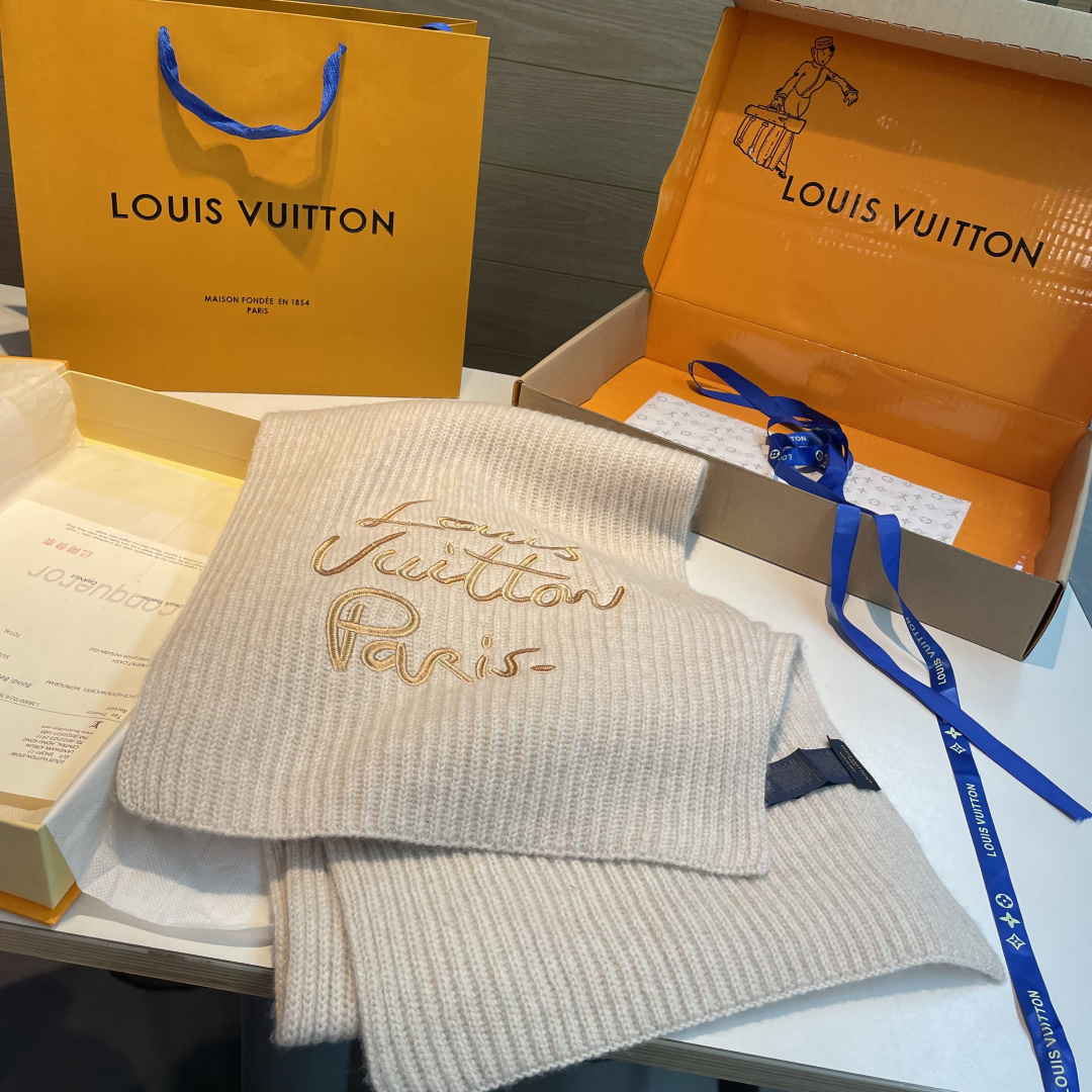 爆款上新 情侣款👍👍LV 独家牛货🐂 奢华尽在尺寸之间，高端品质‼️具有超高羊绒品质才会被此品牌青睐‼️