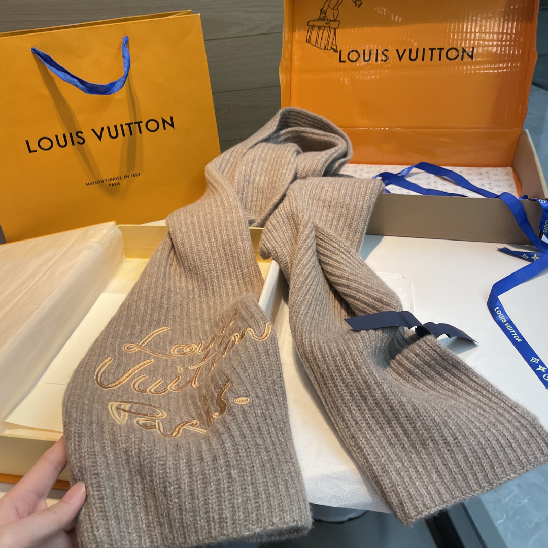 爆款上新 情侣款👍👍LV 独家牛货🐂 奢华尽在尺寸之间，高端品质‼️具有超高羊绒品质才会被此品牌青睐‼️
