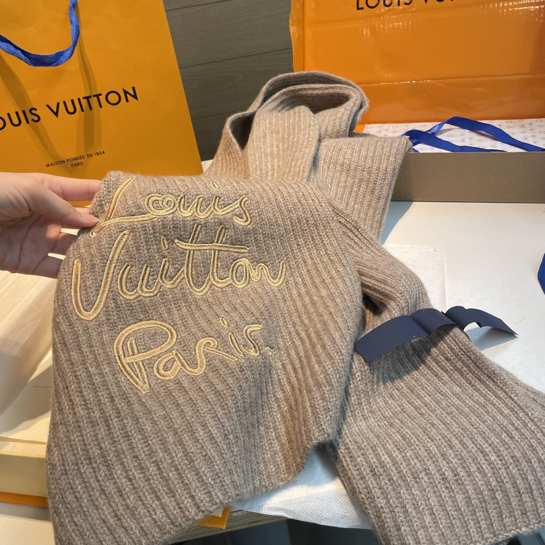 爆款上新 情侣款👍👍LV 独家牛货🐂 奢华尽在尺寸之间，高端品质‼️具有超高羊绒品质才会被此品牌青睐‼️