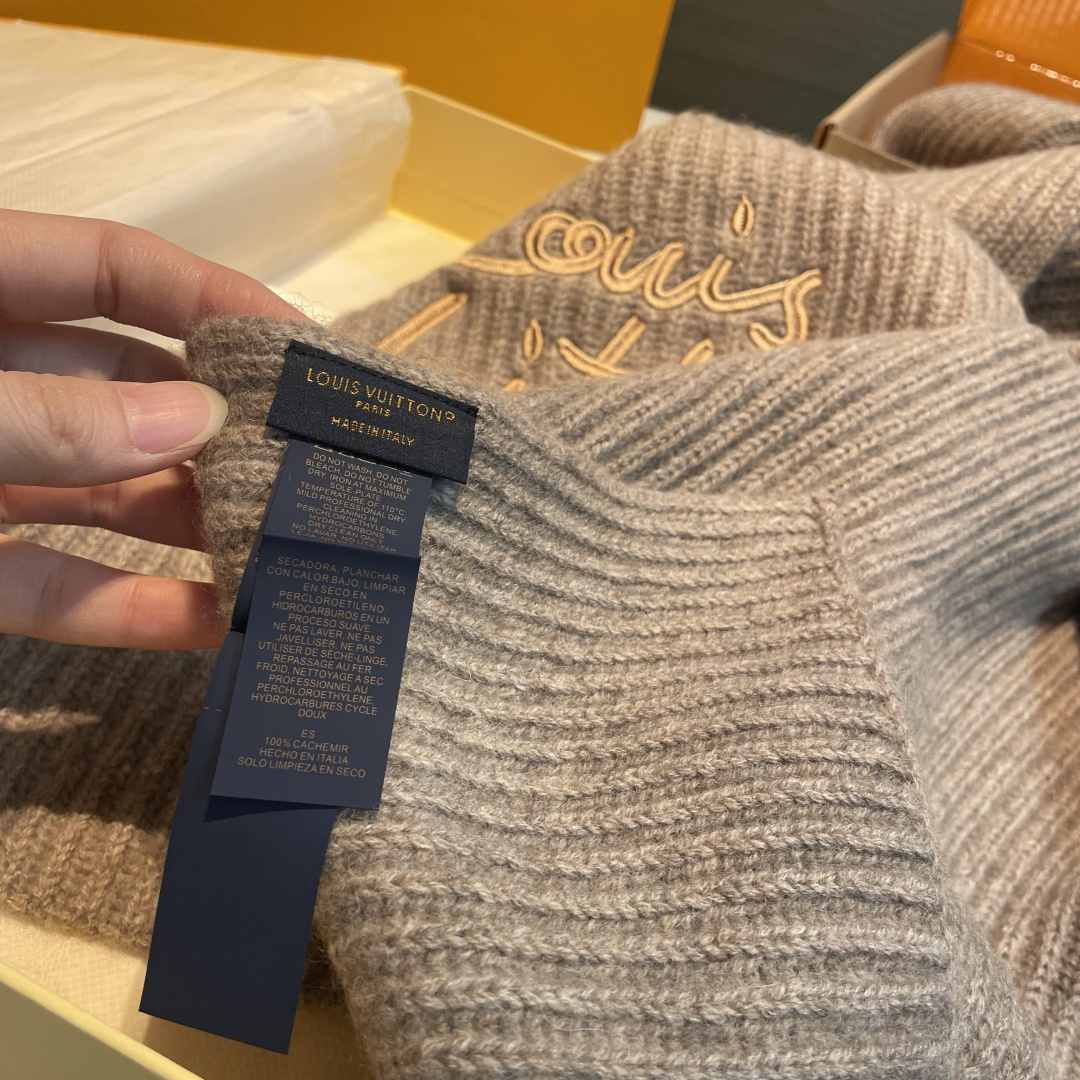 爆款上新 情侣款👍👍LV 独家牛货🐂 奢华尽在尺寸之间，高端品质‼️具有超高羊绒品质才会被此品牌青睐‼️