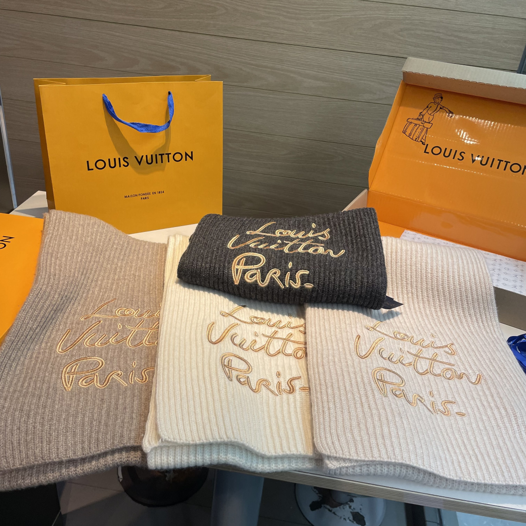 爆款上新 情侣款👍👍LV 独家牛货🐂 奢华尽在尺寸之间，高端品质‼️具有超高羊绒品质才会被此品牌青睐‼️