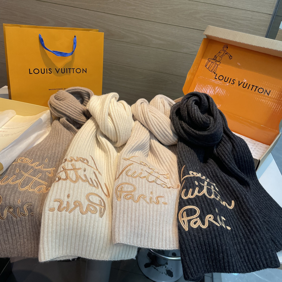 爆款上新 情侣款👍👍LV 独家牛货🐂 奢华尽在尺寸之间，高端品质‼️具有超高羊绒品质才会被此品牌青睐‼️