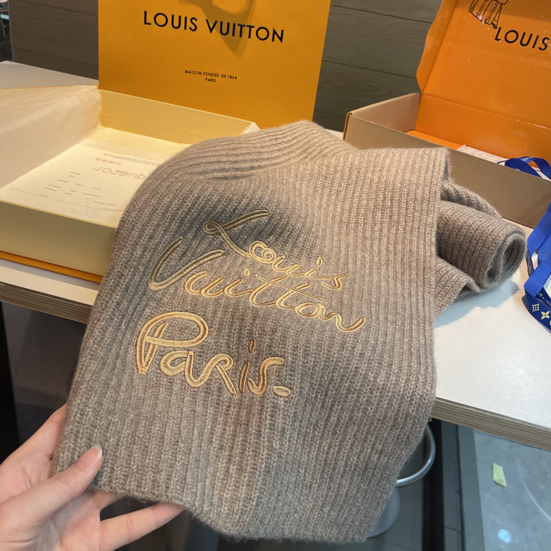 爆款上新 情侣款👍👍LV 独家牛货🐂 奢华尽在尺寸之间，高端品质‼️具有超高羊绒品质才会被此品牌青睐‼️