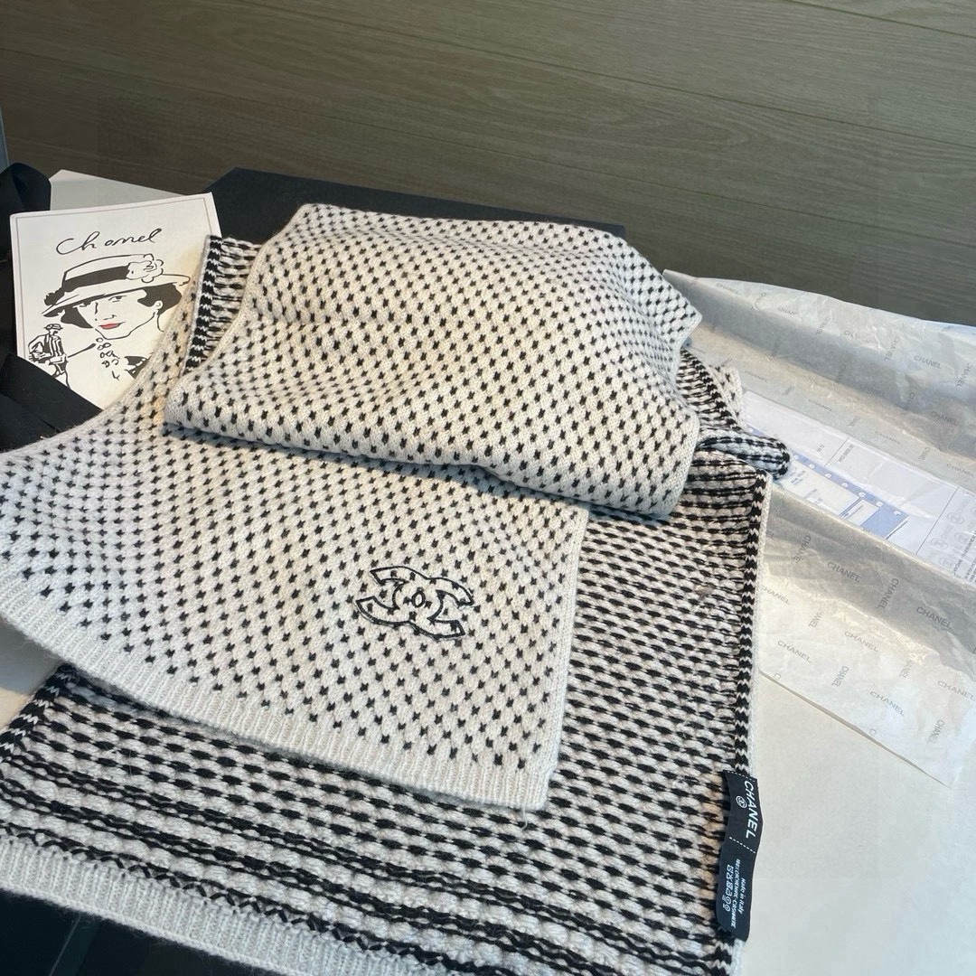 上新💃🏻💋👑👑香奈儿专柜新款💖💖美翻了[流泪]御用殿堂级极品‼️新款专柜在售 进口纯羊绒时尚绣花针织毛线