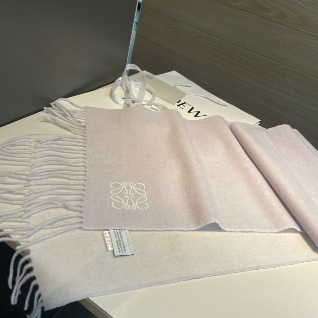 🆕 【▪Loewe · 罗意威难得一见的温柔配色，低调又不失优雅❗】重点推荐❗双面配色，一条围巾两种风格