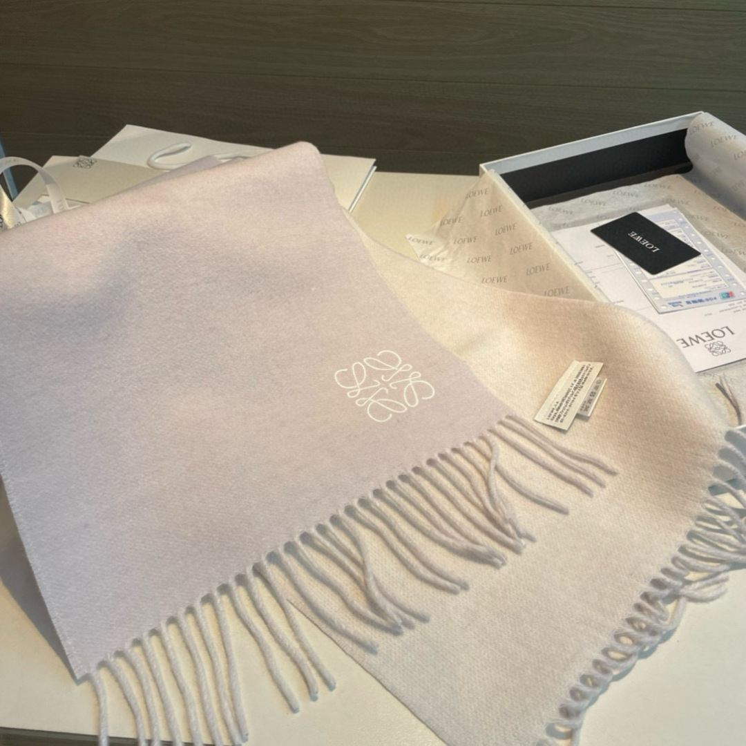 🆕 【▪Loewe · 罗意威难得一见的温柔配色，低调又不失优雅❗】重点推荐❗双面配色，一条围巾两种风格