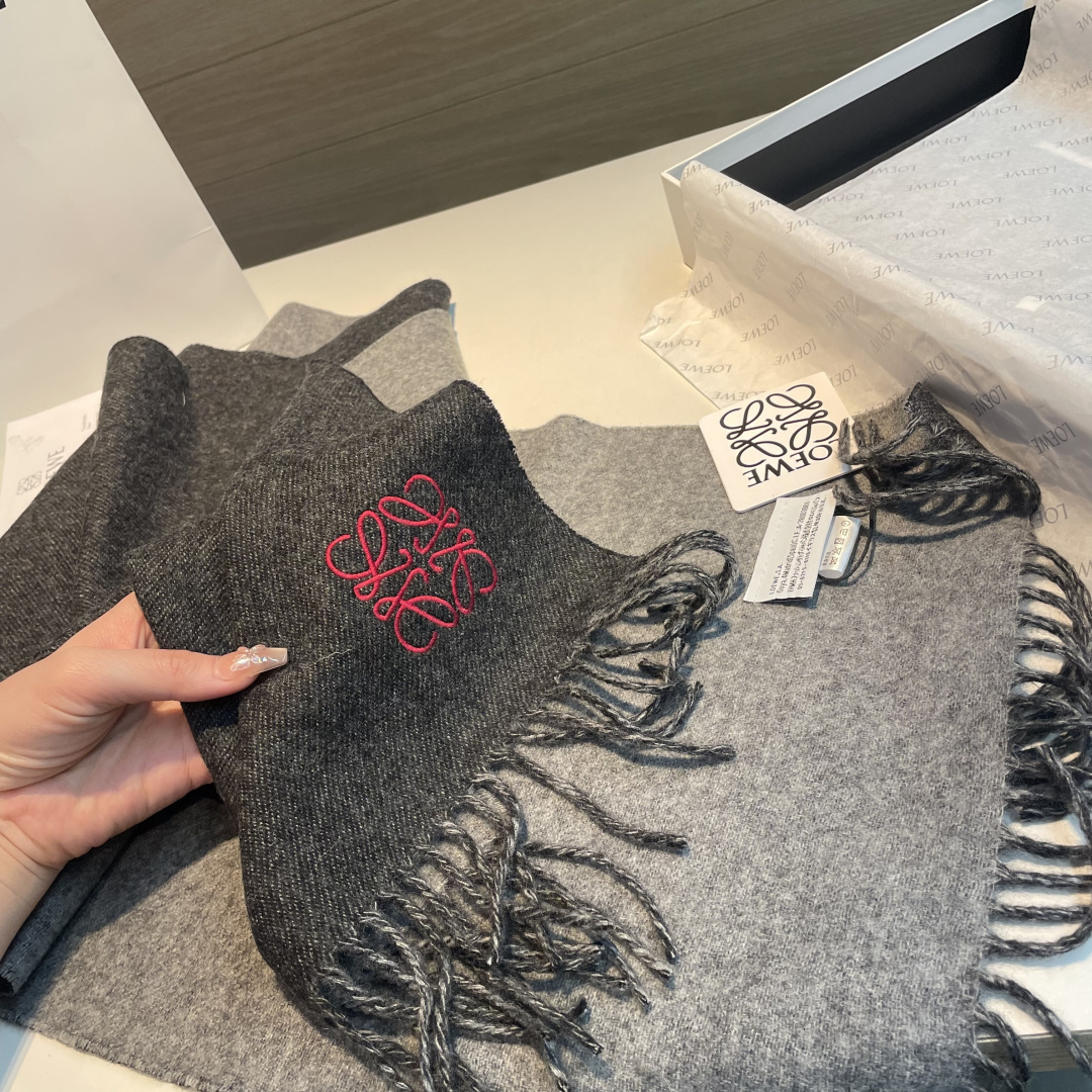 🆕 【▪Loewe · 罗意威难得一见的温柔配色，低调又不失优雅❗】重点推荐❗双面配色，一条围巾两种风格