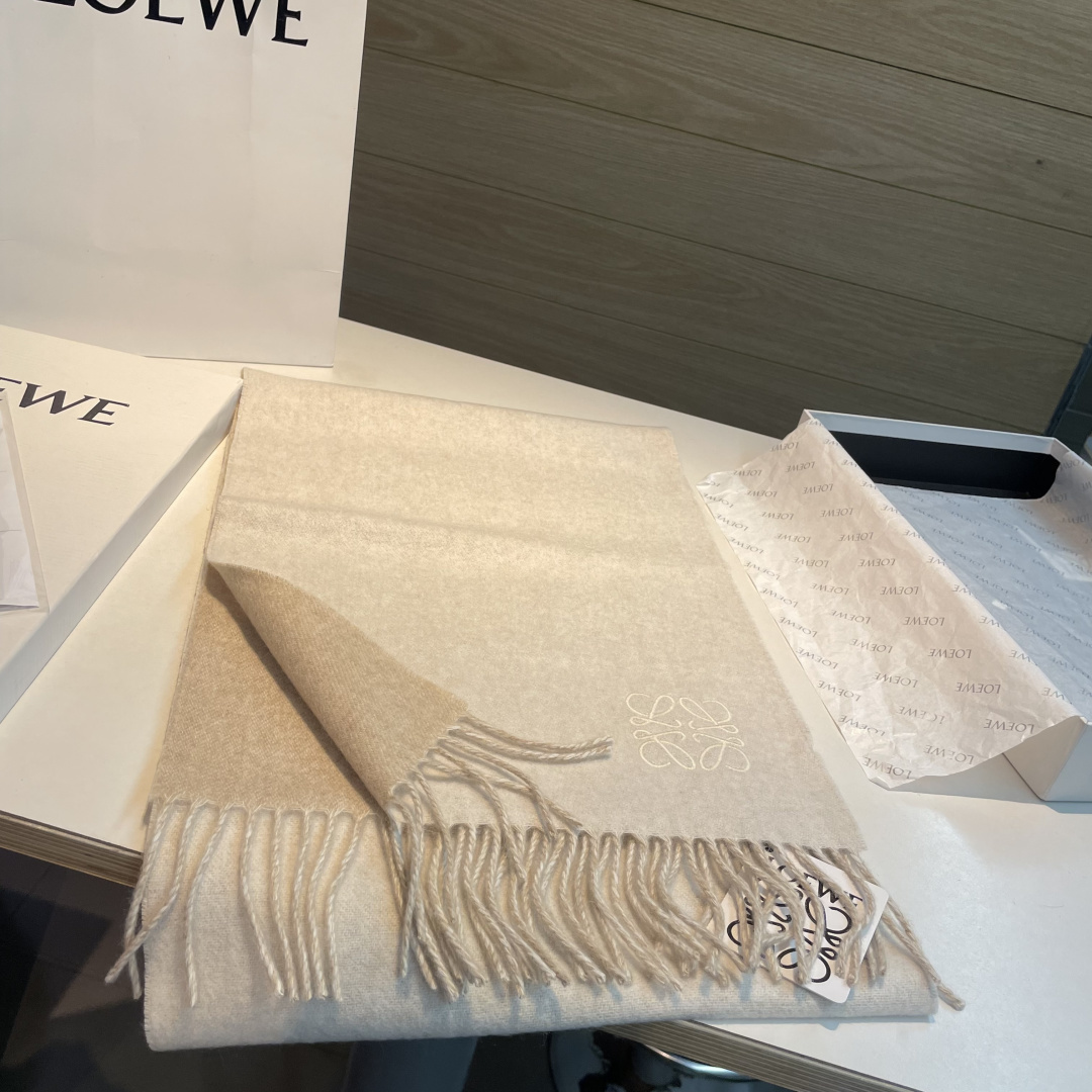 🆕 【▪Loewe · 罗意威难得一见的温柔配色，低调又不失优雅❗】重点推荐❗双面配色，一条围巾两种风格