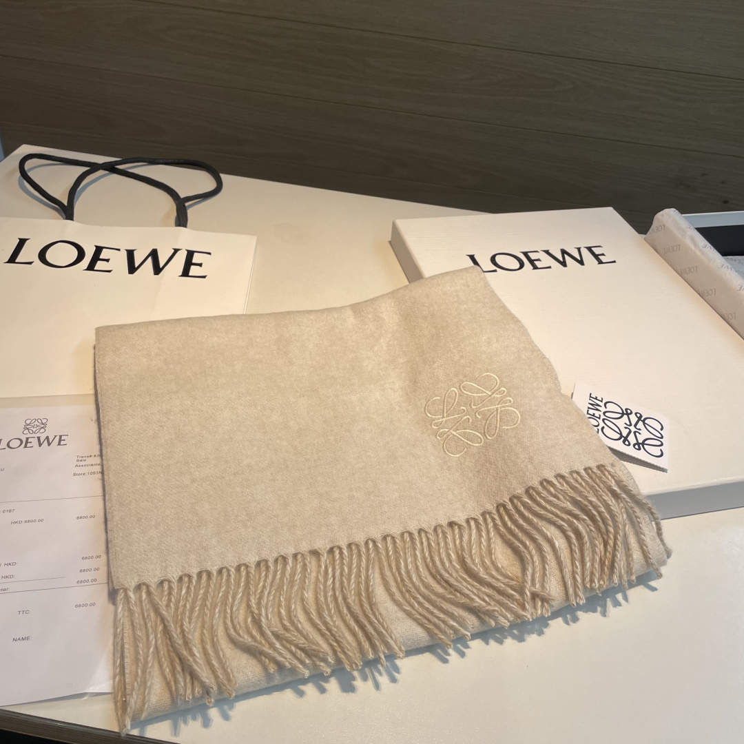🆕 【▪Loewe · 罗意威难得一见的温柔配色，低调又不失优雅❗】重点推荐❗双面配色，一条围巾两种风格