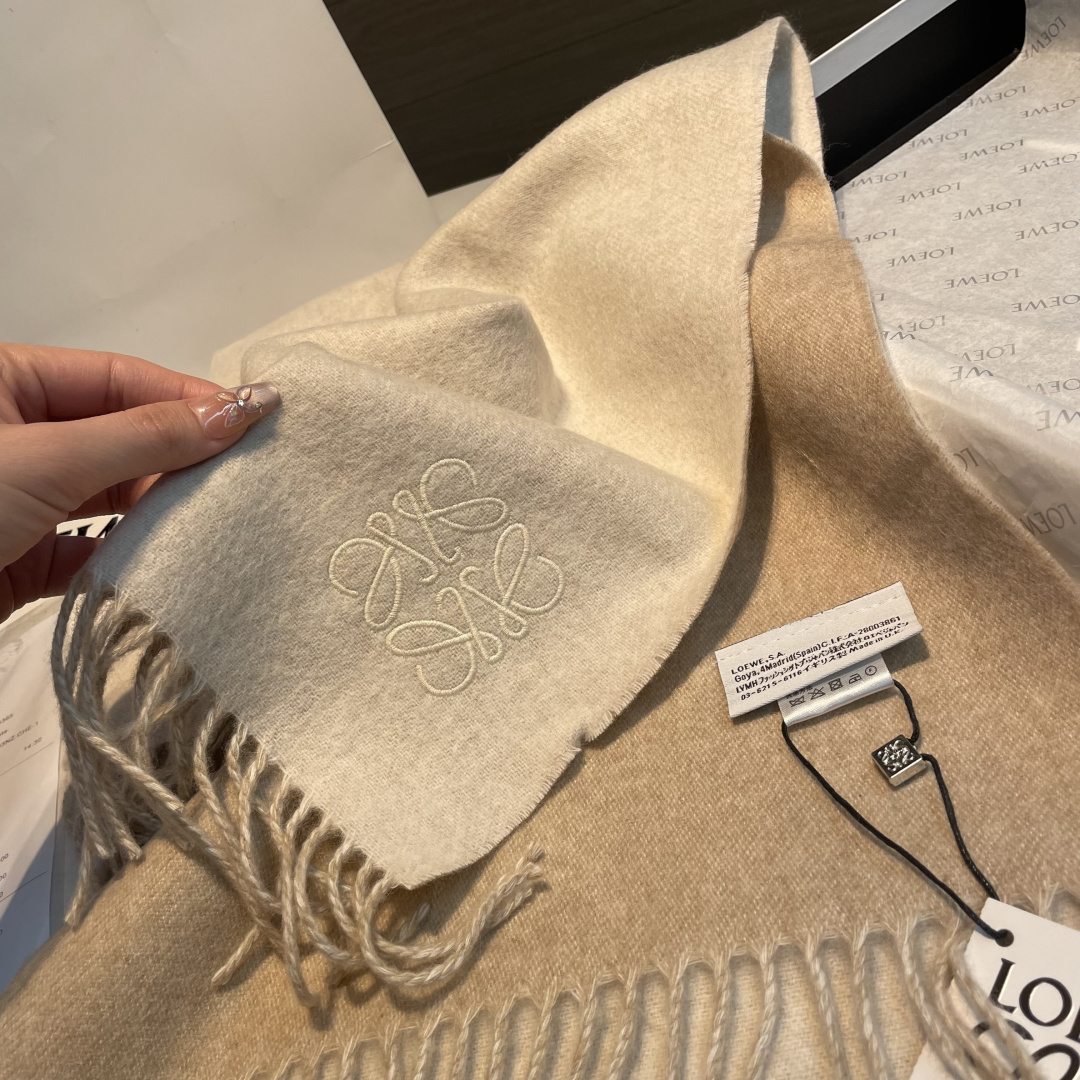 🆕 【▪Loewe · 罗意威难得一见的温柔配色，低调又不失优雅❗】重点推荐❗双面配色，一条围巾两种风格