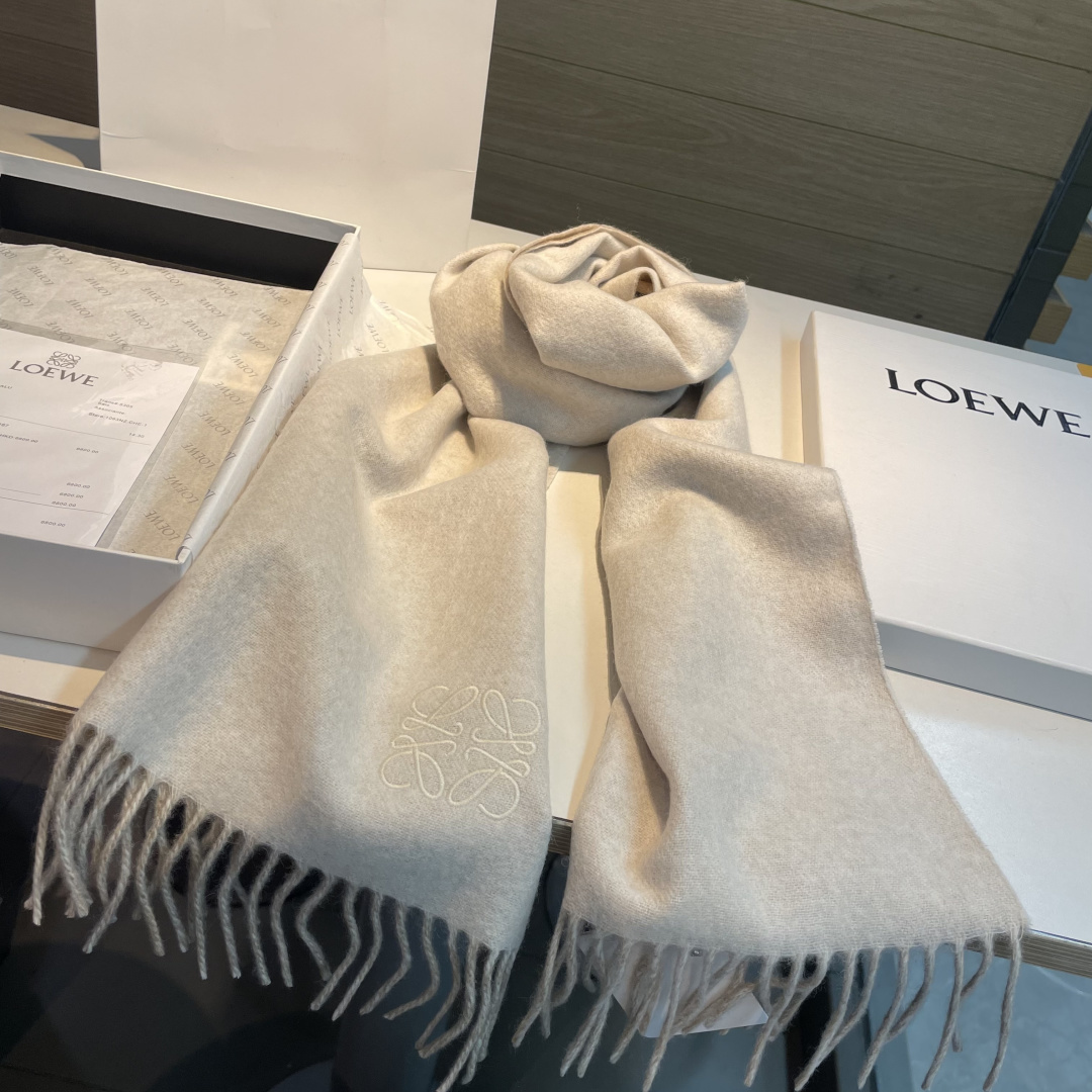 🆕 【▪Loewe · 罗意威难得一见的温柔配色，低调又不失优雅❗】重点推荐❗双面配色，一条围巾两种风格