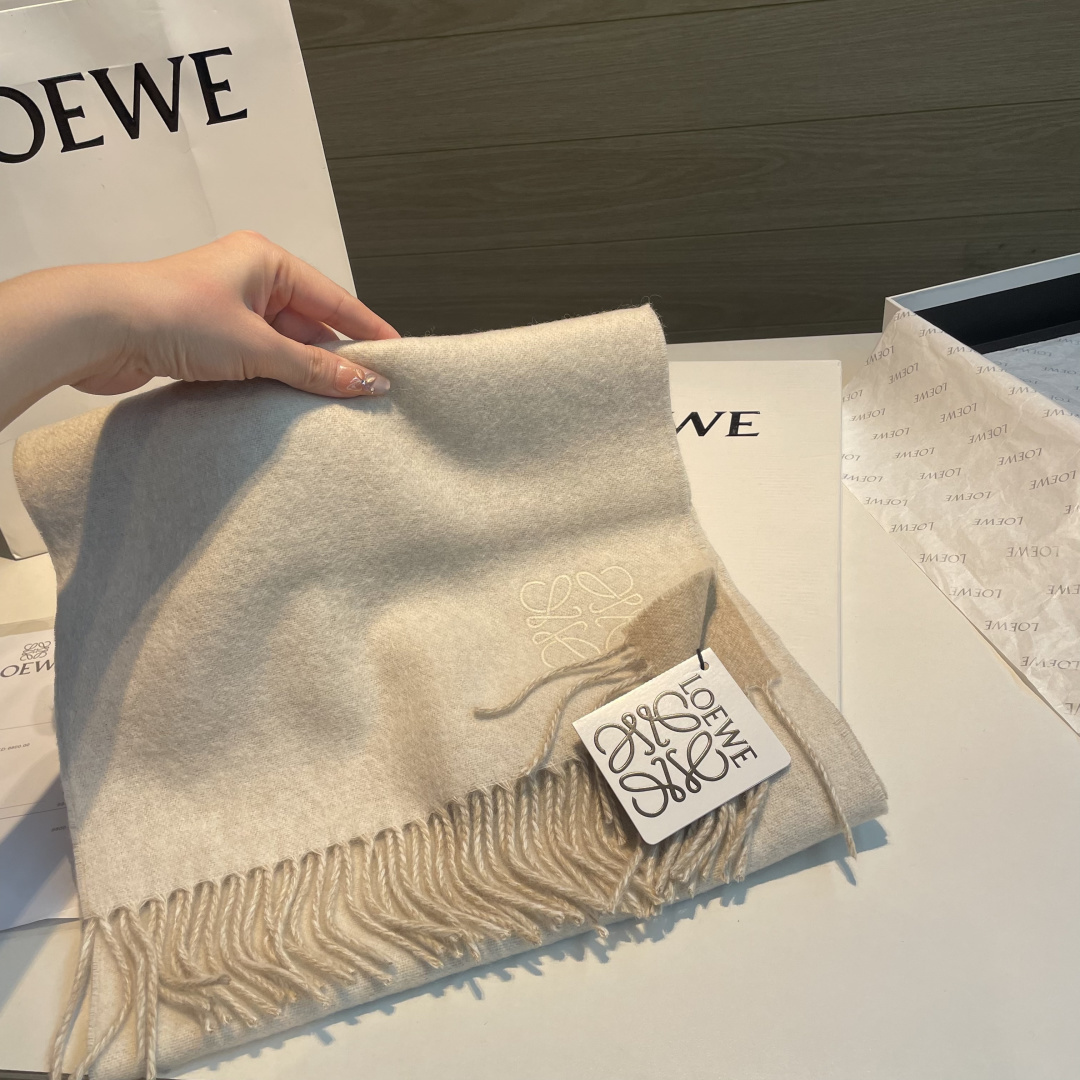 🆕 【▪Loewe · 罗意威难得一见的温柔配色，低调又不失优雅❗】重点推荐❗双面配色，一条围巾两种风格