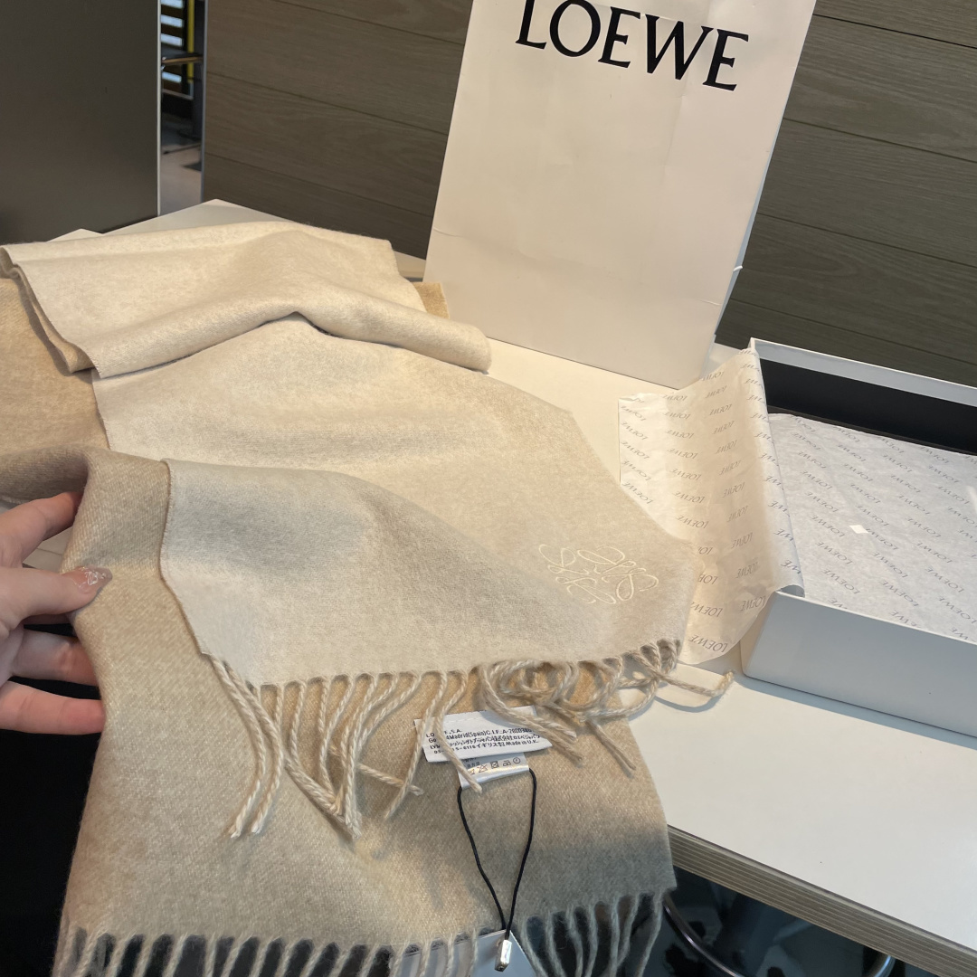 🆕 【▪Loewe · 罗意威难得一见的温柔配色，低调又不失优雅❗】重点推荐❗双面配色，一条围巾两种风格