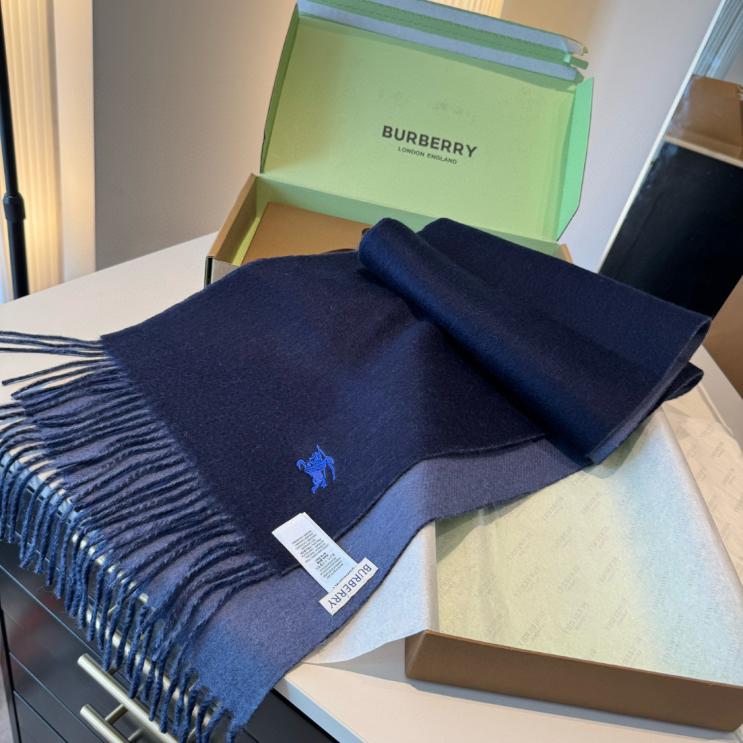 ✨✨Burberry · 巴宝莉双面围巾❗好看的要疯掉了，太有型太有魅力了❗❗非常斯文时尚的秋冬单品！真