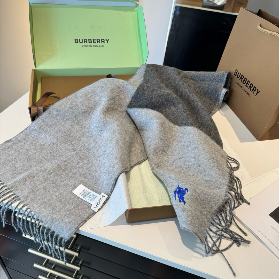 ✨✨Burberry · 巴宝莉双面围巾❗好看的要疯掉了，太有型太有魅力了❗❗非常斯文时尚的秋冬单品！真
