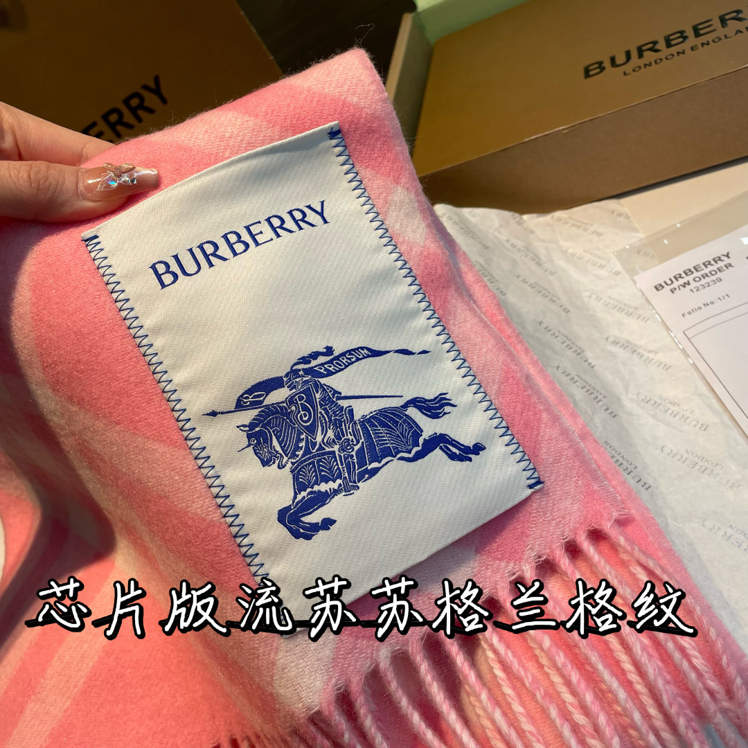 。芯片版 Burberry新款苏格兰格纹羊绒围巾，继全智贤带火的格纹款围巾之后，Bur又一款力作上市，B