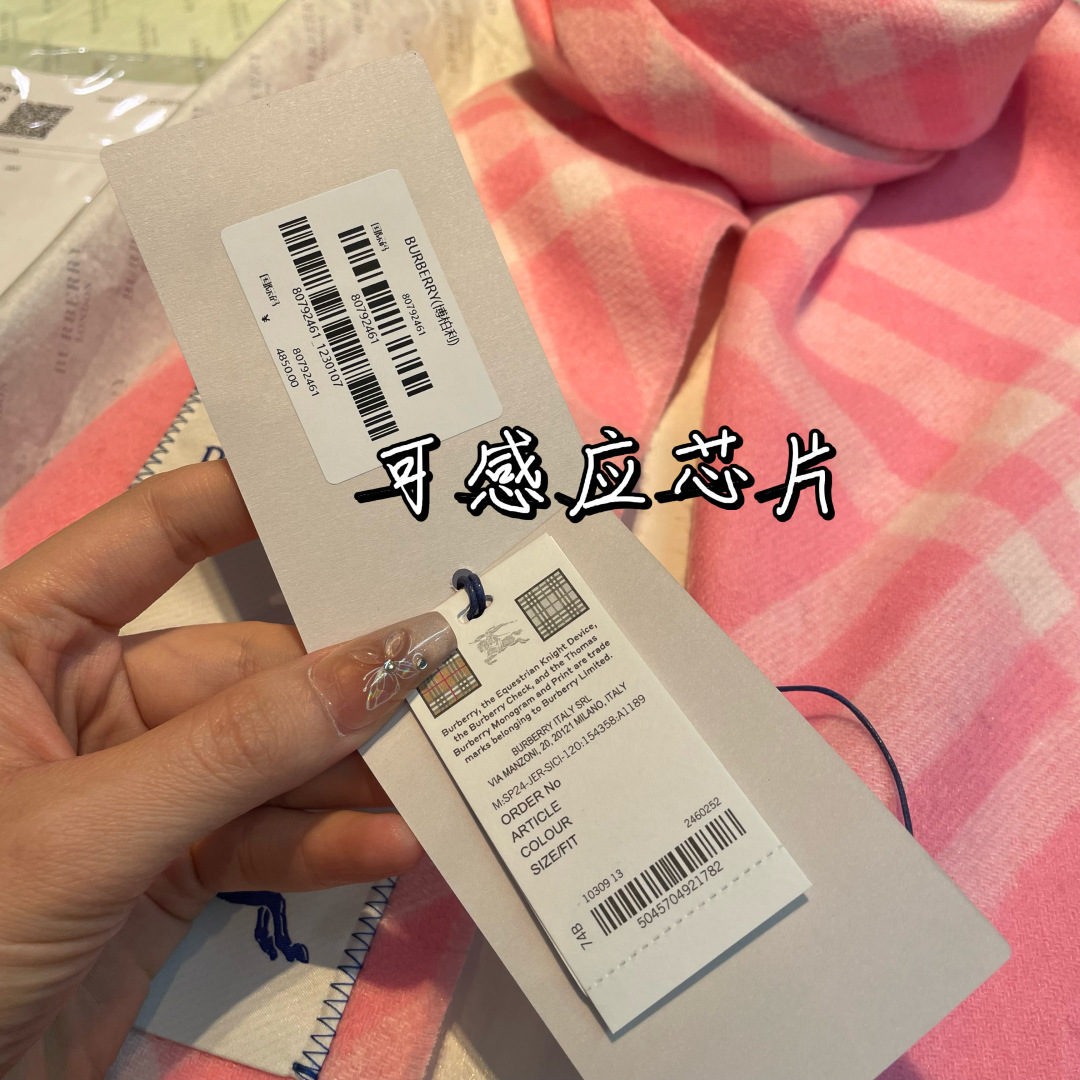 。芯片版 Burberry新款苏格兰格纹羊绒围巾，继全智贤带火的格纹款围巾之后，Bur又一款力作上市，B